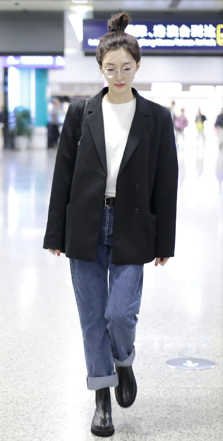 原创西装外套别乱穿,像江疏影这样搭配白t恤牛仔裤,简约清爽显气质