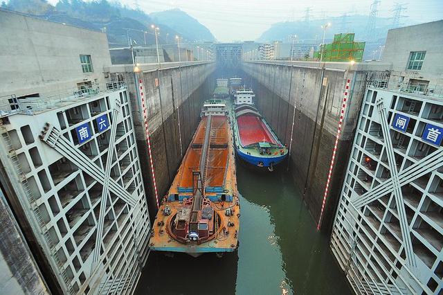 三峡大坝水位落差达40层楼高船舶要如何翻越
