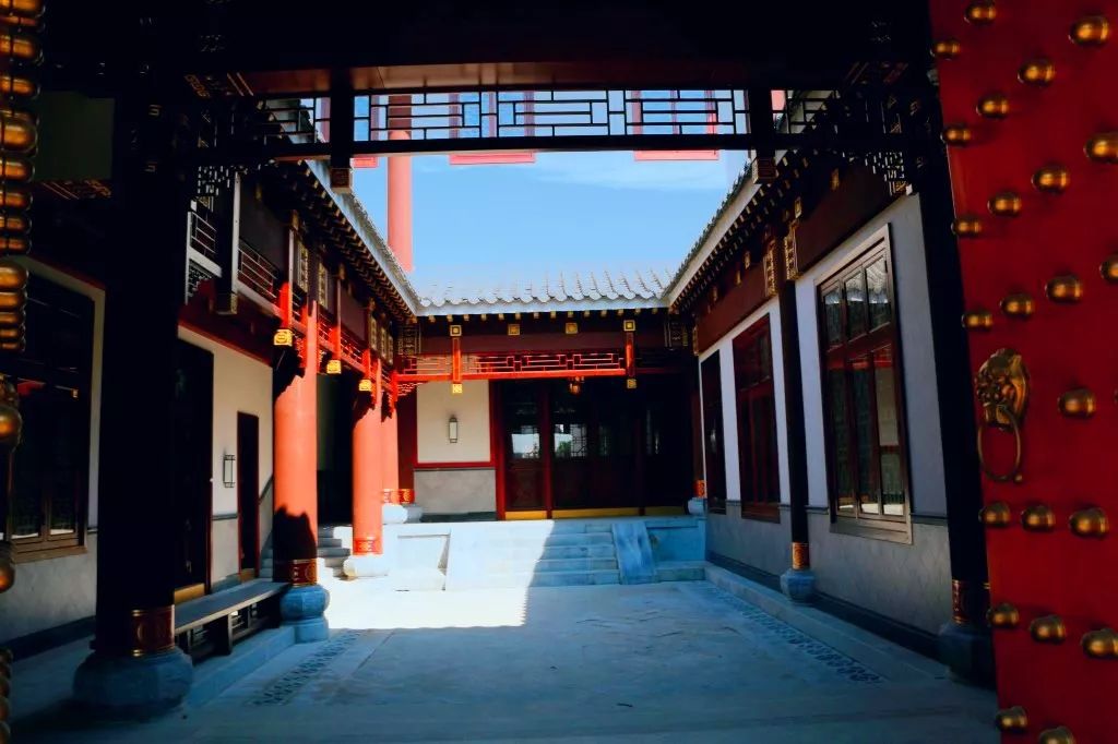 双泉生态山庄建筑面积达5100平方米,是京式四合院建筑风格,雕梁画栋