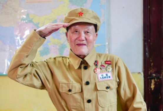 张富清战斗英雄更是人生英雄功勋