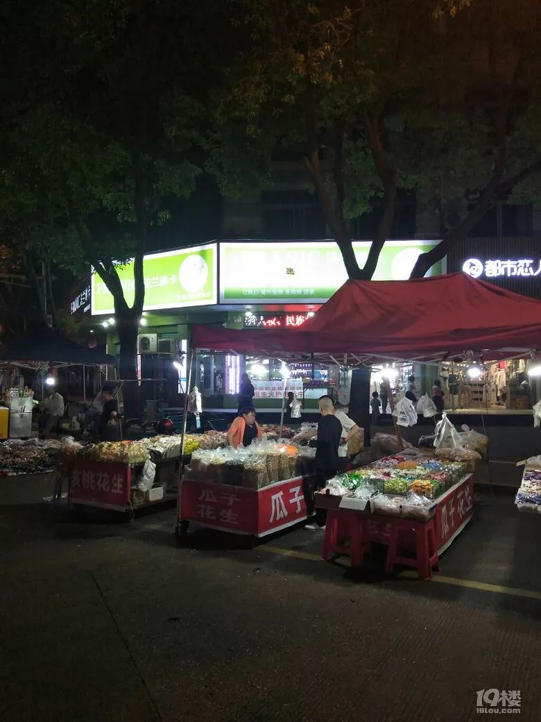 路桥夜市重新开张了感觉人气没有以前旺了