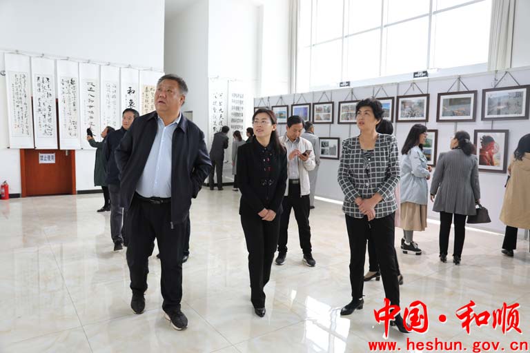 县政协庆祝新中国暨人民政协成立70周年书画摄影展在和顺体育馆开展