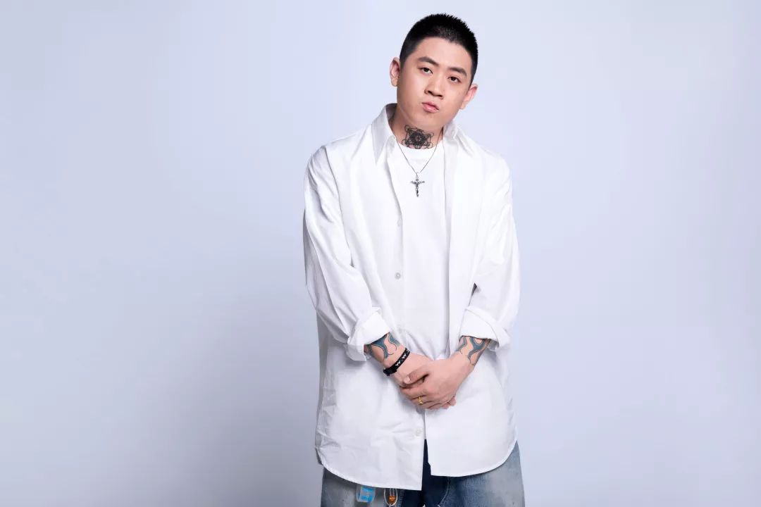 代表作品:《目不转睛》《悬崖华尔兹》《时间是金》华歌榜2019年度