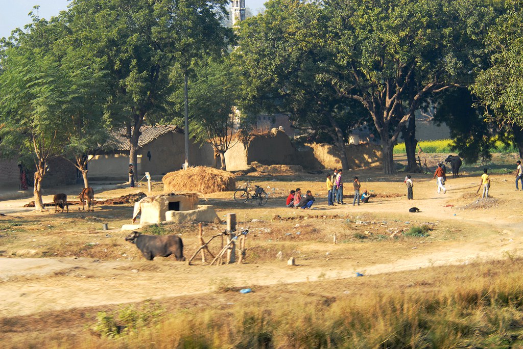 实拍印度农村孩子天真浪漫房屋破旧不堪似乎随时会倒塌