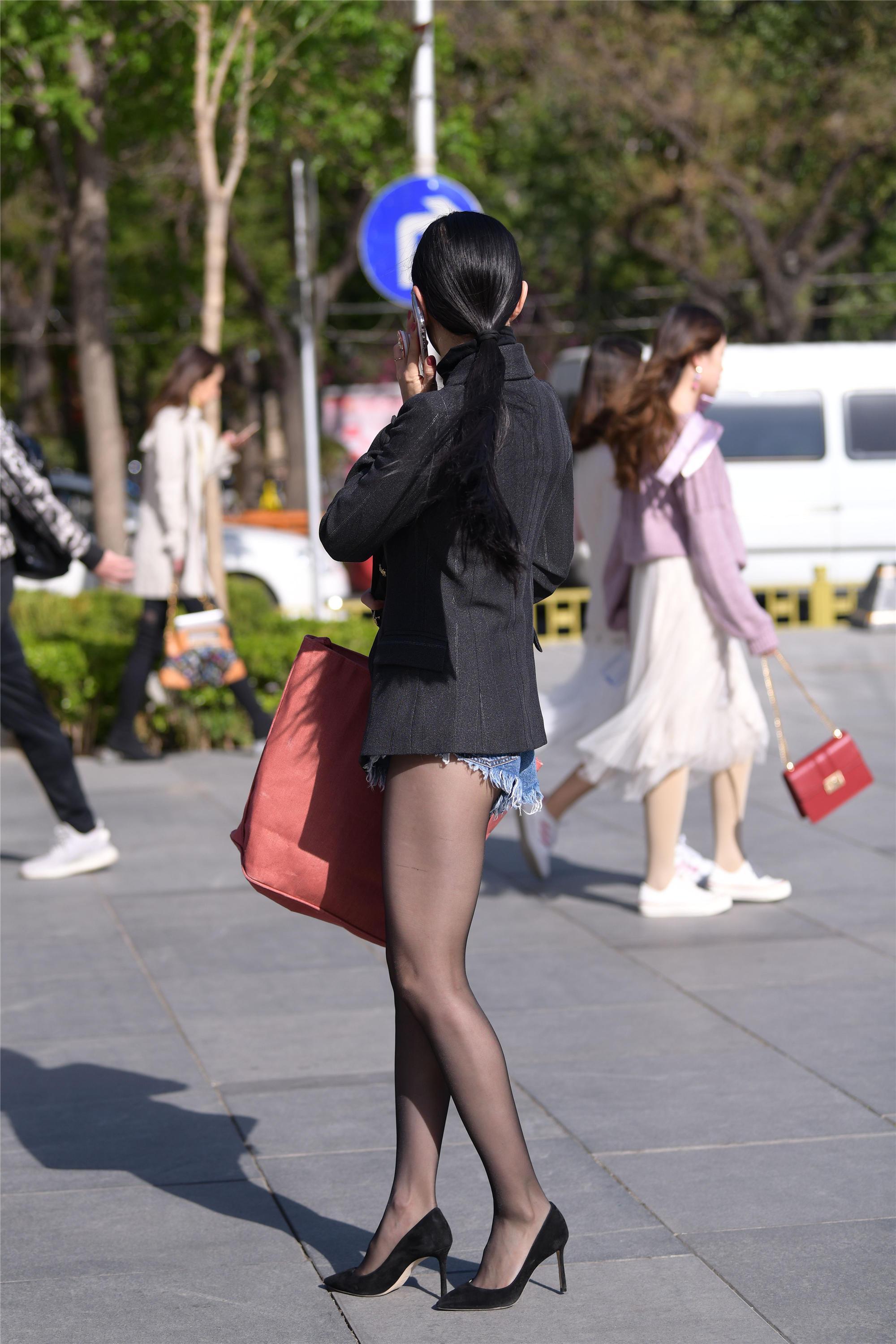 初秋时节高跟鞋搭配黑丝袜这样搭配是不是很好看