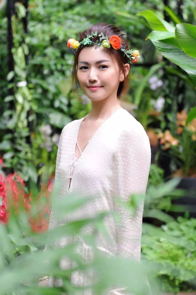 原创瘦身成功的孙燕姿现身穿印花黑衣温婉大气身材不输20岁孟美岐