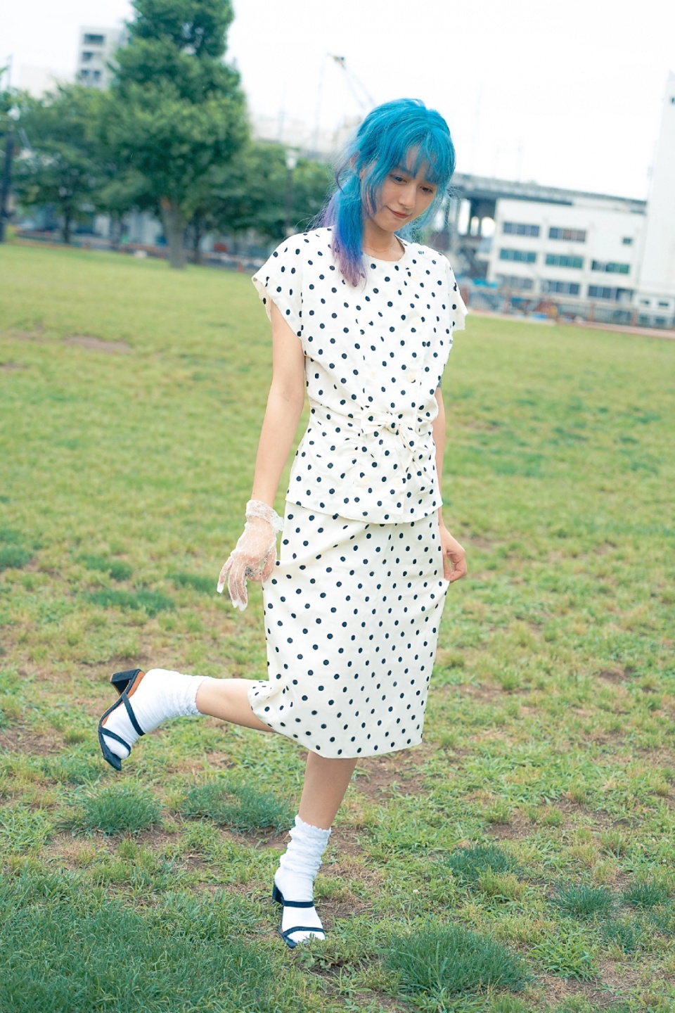 深蓝色的头发,像一团雾一样笼罩在黑尾酱的脑袋上,微微点起一只脚