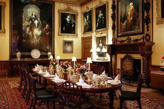 与 airbnb 首度合作,开放拍摄场地 highclere castle(海克利尔城堡)