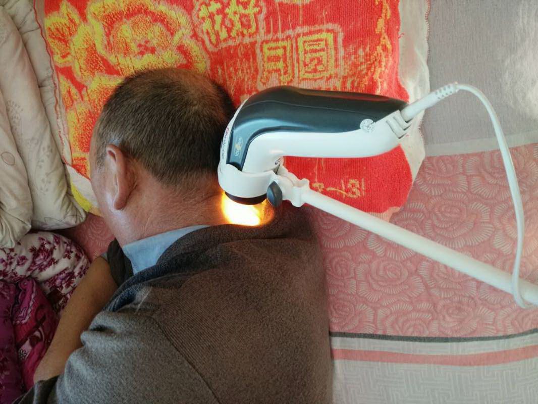 下面的女士是一位光神巴德尔的使用者,她的"富贵包"在三次刮痧 光疗后