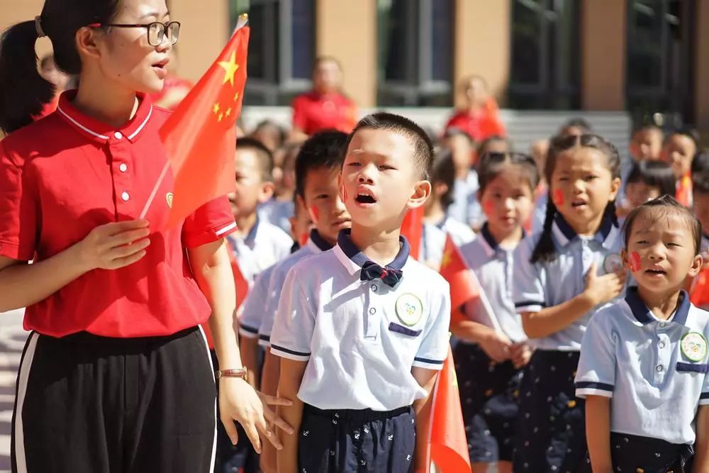 唱国歌行注目礼升国旗奏国歌小小仪仗队 小小护旗手瞧!