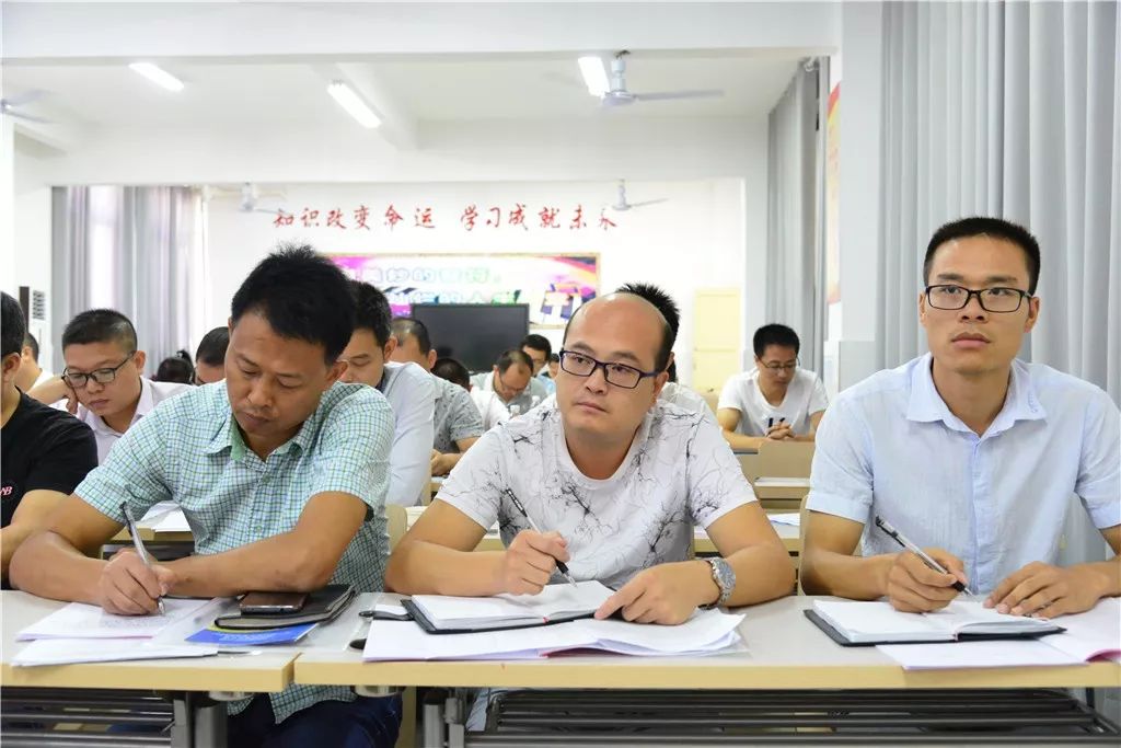 开班典礼在兴国县教师进修学校举行,典礼由进修学校校长赖晓辉主持