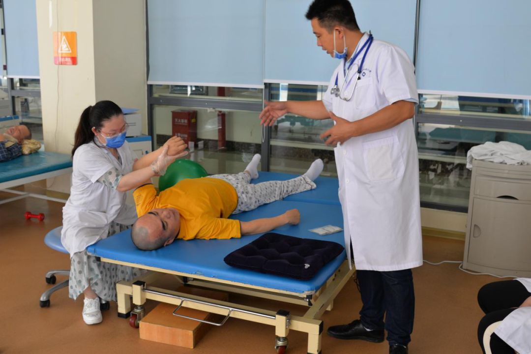 迎"十一"系列报道(二)|一份真诚,一份坚守,无愧"医师"二字_康复