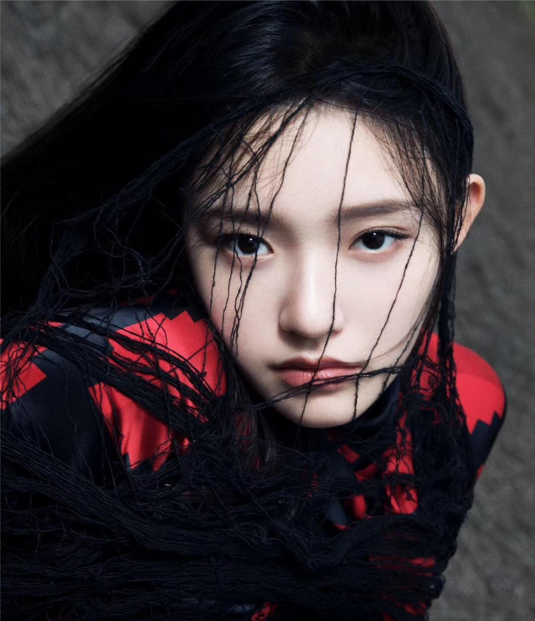 原创肤白胜雪清雅成熟林允全新秋日写真曝光