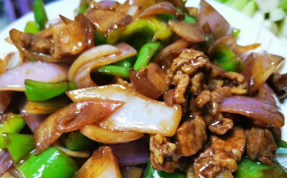 用洋葱炒辣椒肉,太好吃了,香嫩可口