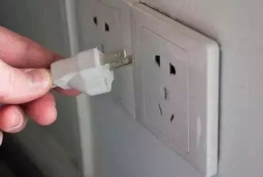 秋天空调不用了,拔掉插头就行了?