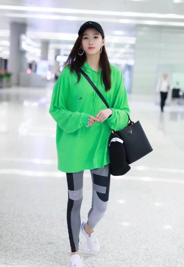 原创关晓彤穿无痕液体裤走机场看到她双腿那刻这谁能顶住啊