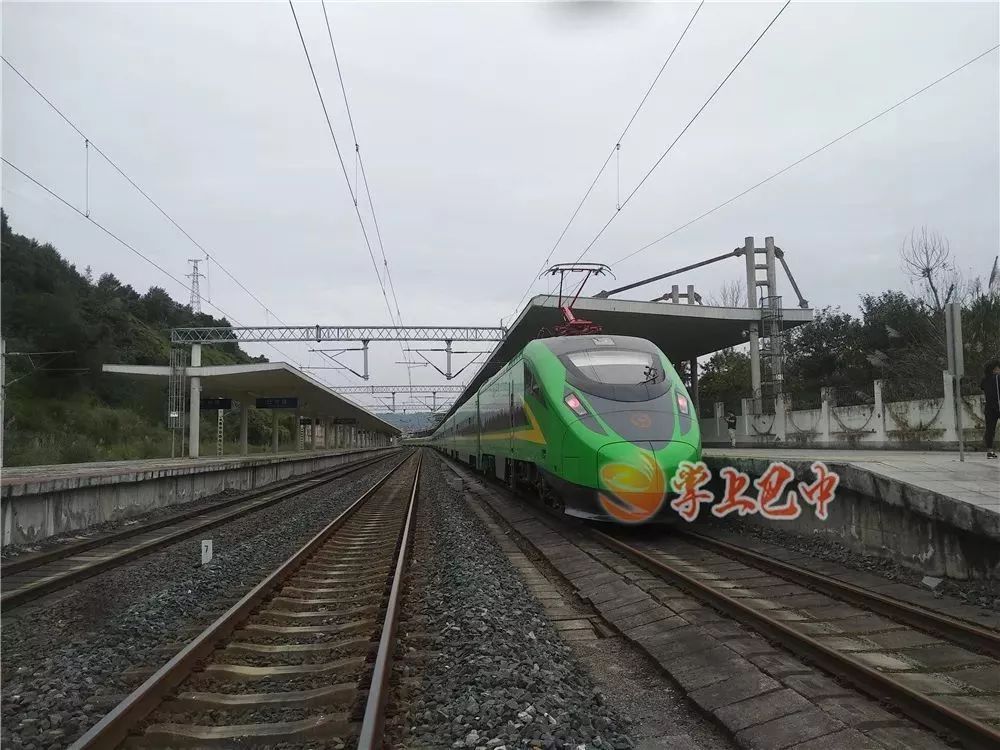 巴中—重庆开通动车了?火速围观!_列车