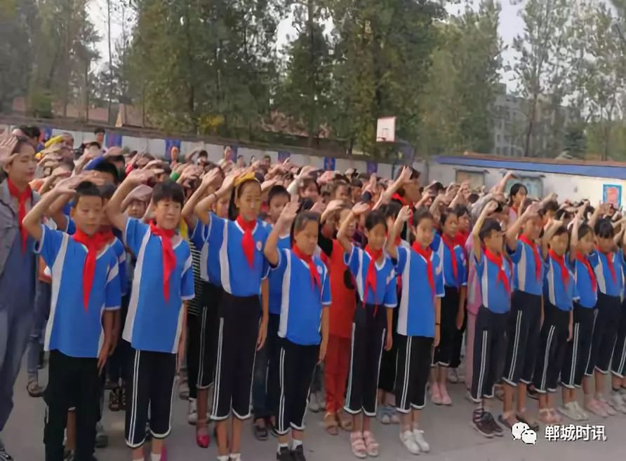 南丰中心小学举行"升国旗,唱国歌,诵经典,感党恩"活动