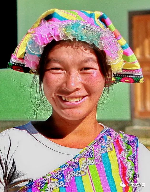 《独龙族》2013年摄于云南贡山▲《俄罗斯族》2017年摄于新疆伊犁