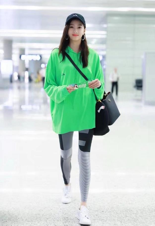 原创关晓彤穿无痕液体裤走机场看到她双腿那刻这谁能顶住啊