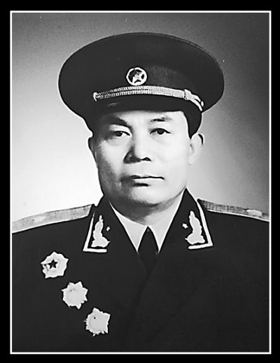 很快罗应怀就参加了黄安之战,战斗到最激烈时,许世友亲自抄起大刀,冲