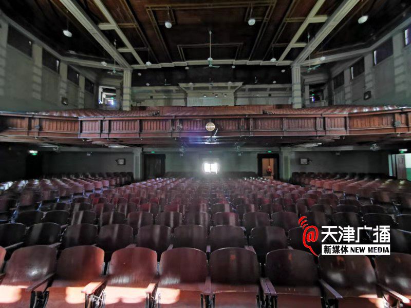 耀华中学礼堂除了由学生们合唱校歌,聆听周会和演出进步话剧,这座