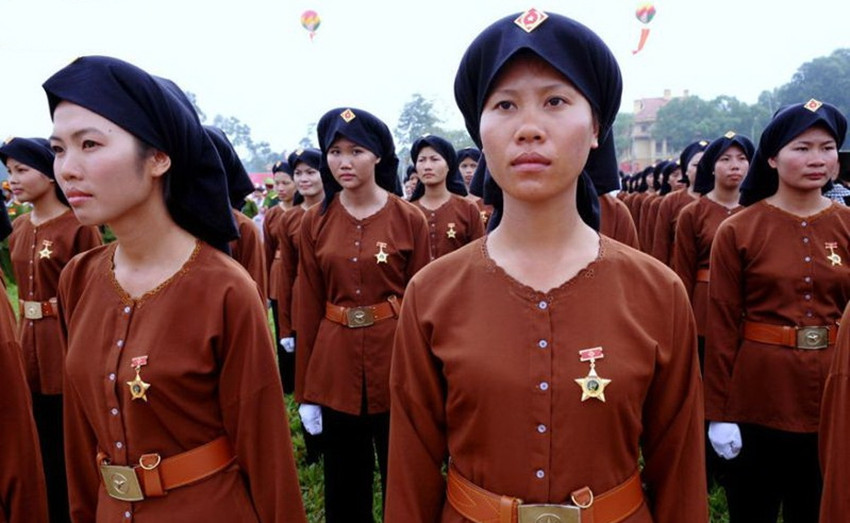 实拍参加阅兵的越南女兵气氛严肃扛着枪穿着民族服装