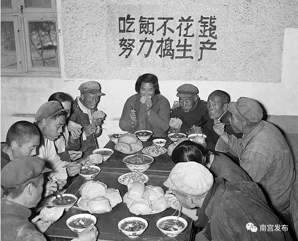 广西壮族自治区来宾县凤凰乡10个农业社,8000多人,在1958年8月22日