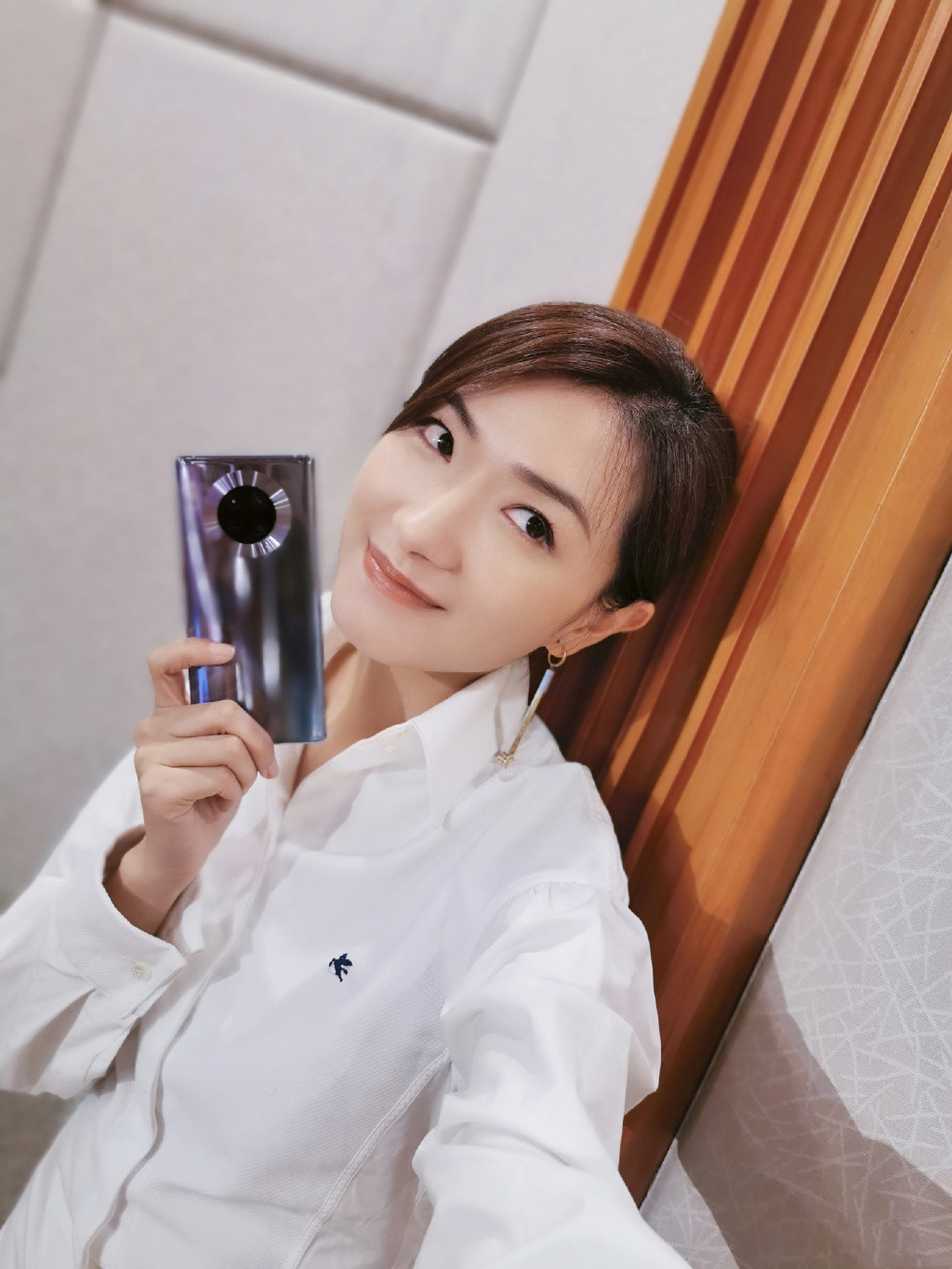 万茜自拍也太节约,穿上百白衬衫配个性耳环,却被手机抢尽了风头