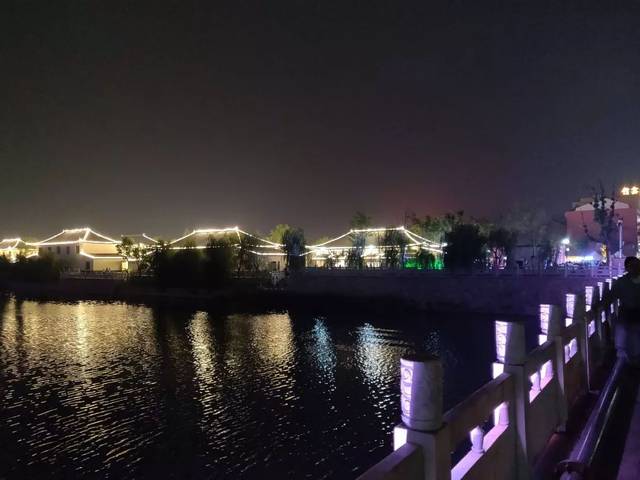 晚黑来11点萧县大街上一群人干啥来