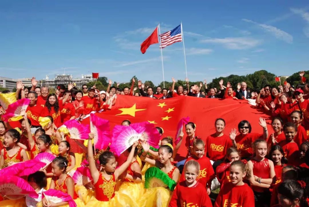 五星红旗在异国冉冉升起,感受异乡游子的民族自豪感与自信心!_中国