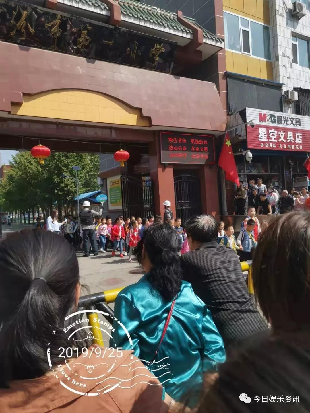 临汾市第一小学门口热闹非凡明目张胆违反禁令