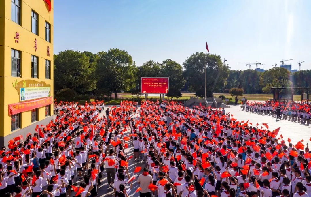 不忘初心牢记使命画面太美共青城这所学校3000余名师生向国旗敬礼