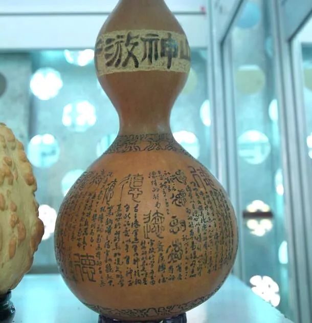 阮琳系列作品阮氏微雕葫芦也后继有人,其子女阮琦,阮琳,阮力和弟子吕