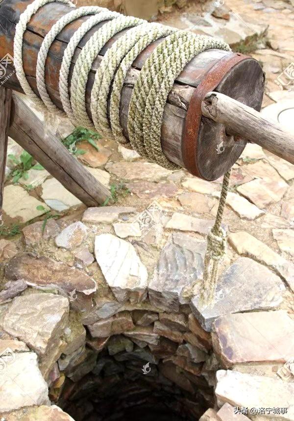 洛阳洛宁杨青显——古村轶事(九)老井_辘轳