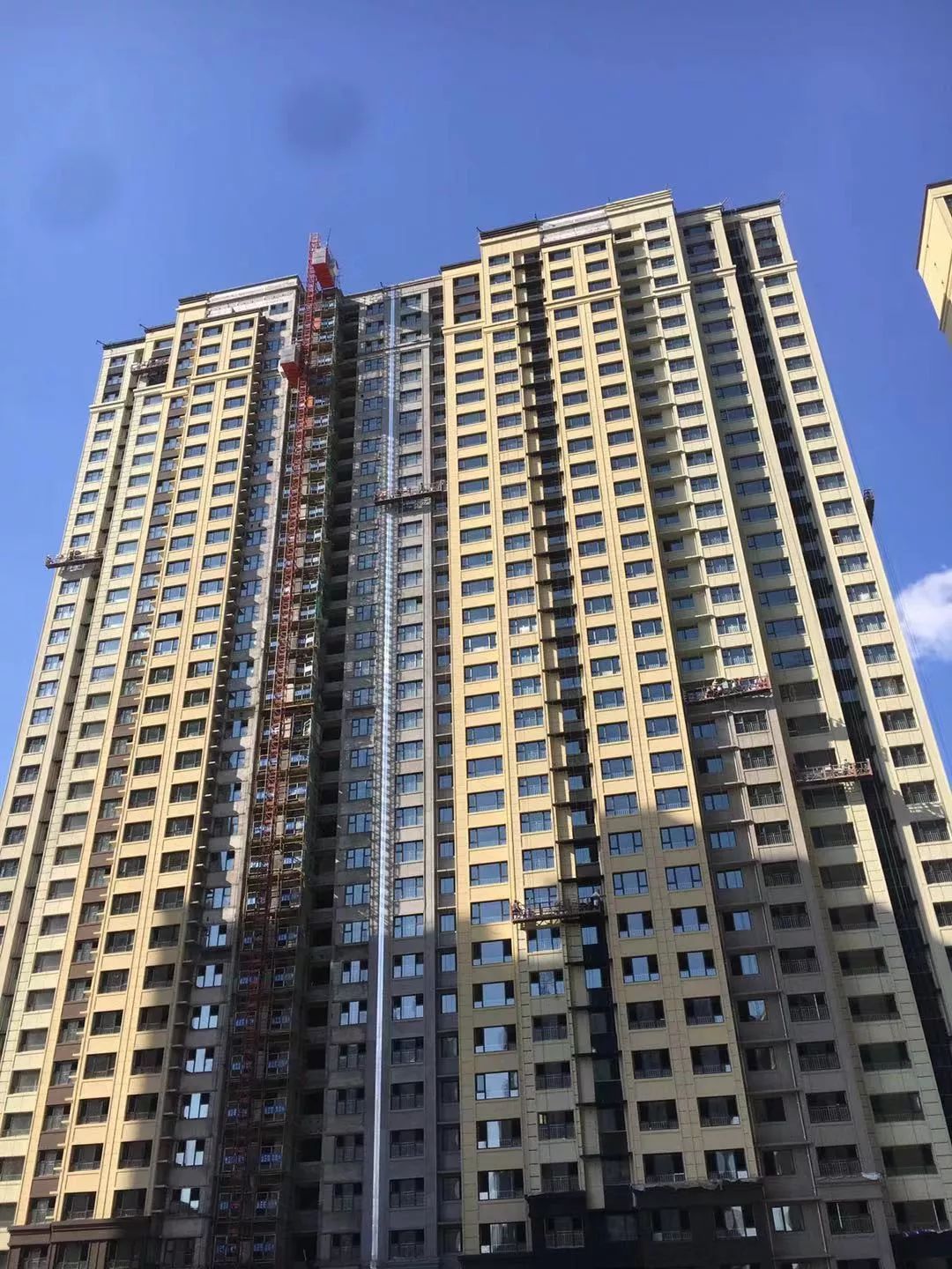 90%屋面完成,塑钢及防火窗窗框安装完成内墙抹灰全部完成——高层组团