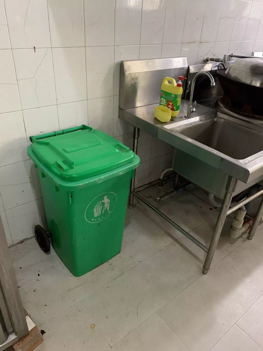 食堂厨余垃圾桶照片图片