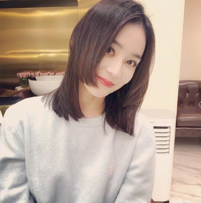 原创32岁袁姗姗终于换发型,公主切 浅蓝色毛衣气质变温柔,美回18岁