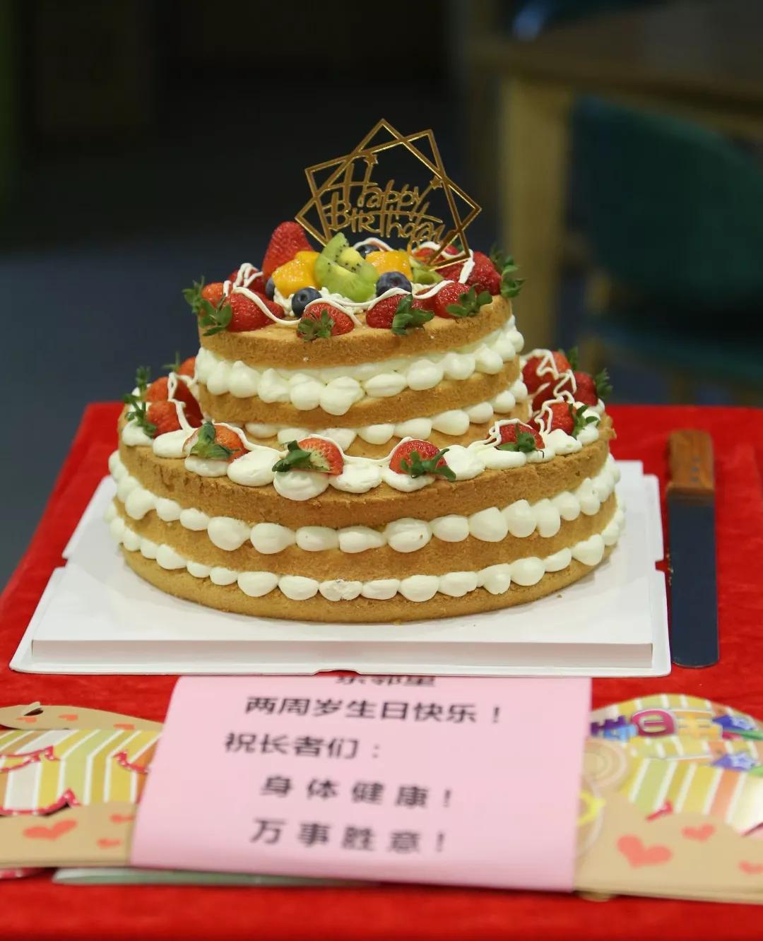 大家围坐一起吃蛋糕,吃午餐,为周年庆画上圆满的句号