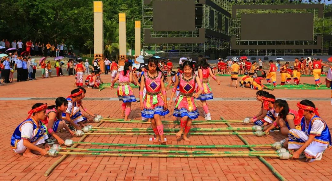 琼中热点丨壮丽70年奋斗新时代预热9月27日琼中千名学生邀您共跳竹竿