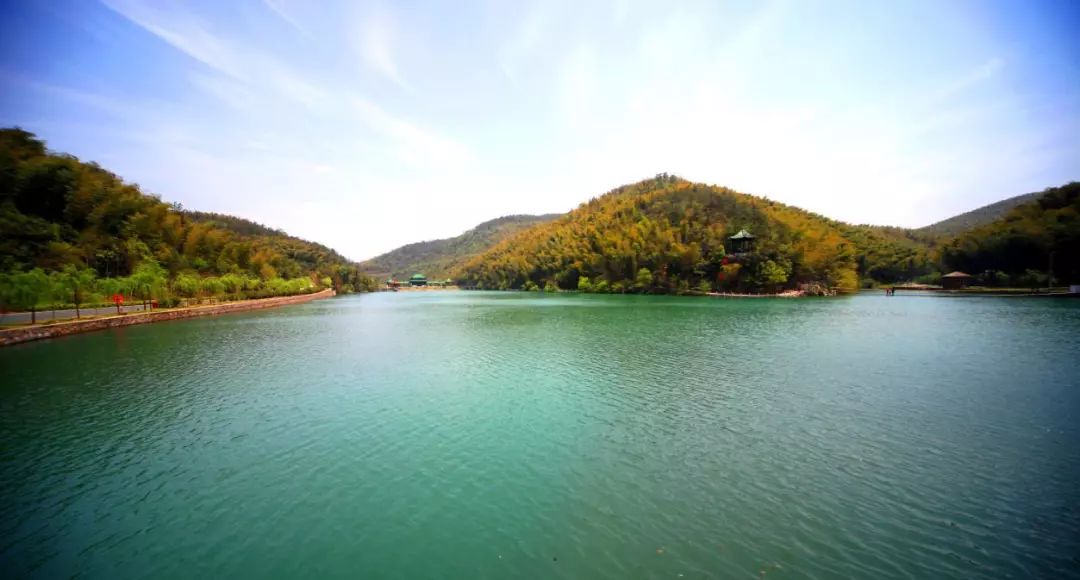 那是镜湖,像一块明镜镶嵌于山中,是群山掩映中的一块"碧玉",是宜兴