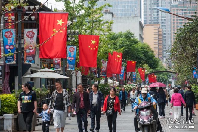 网友纷纷晒照点赞昆明街头国庆氛围浓