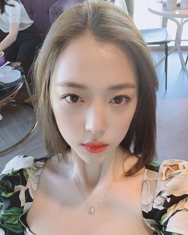 雪莉晒精致自拍 肤白貌美锁骨让人羡慕