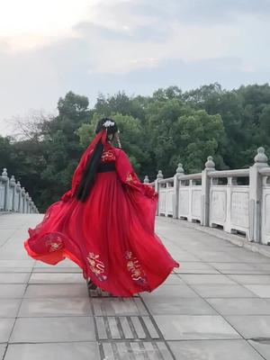 红莲穿汉服尤其是六米摆齐胸一定要背影奔跑旋转跳舞我闭着眼我的美会