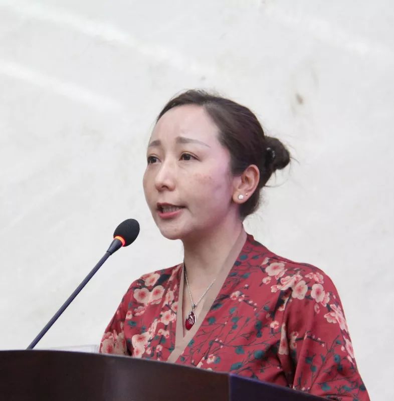 当《翻身农奴把歌唱》的音乐缓缓响起,洛桑曲珍带来的《我们家的六十