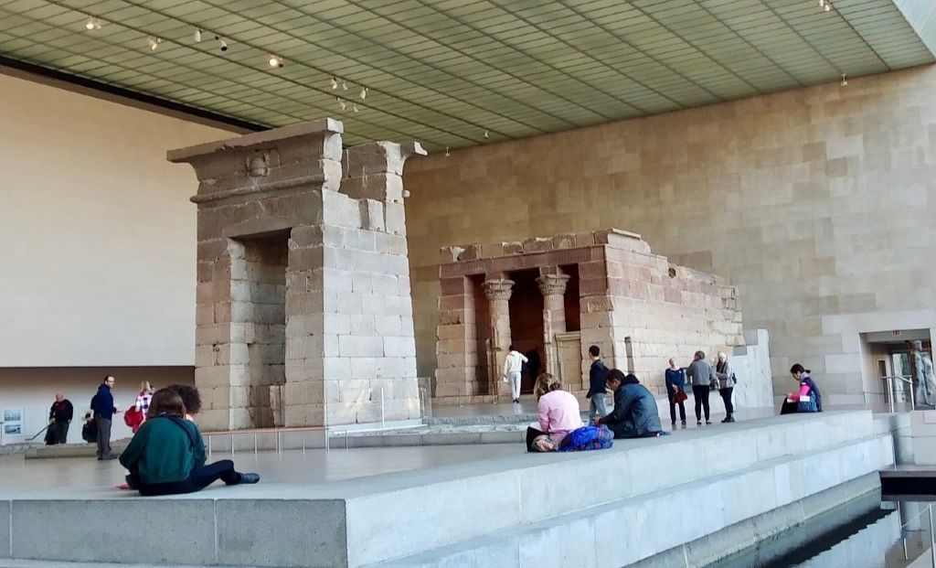 而在埃及区的中心,是因修建阿斯旺大坝而整体迁移到大都会博物馆的古