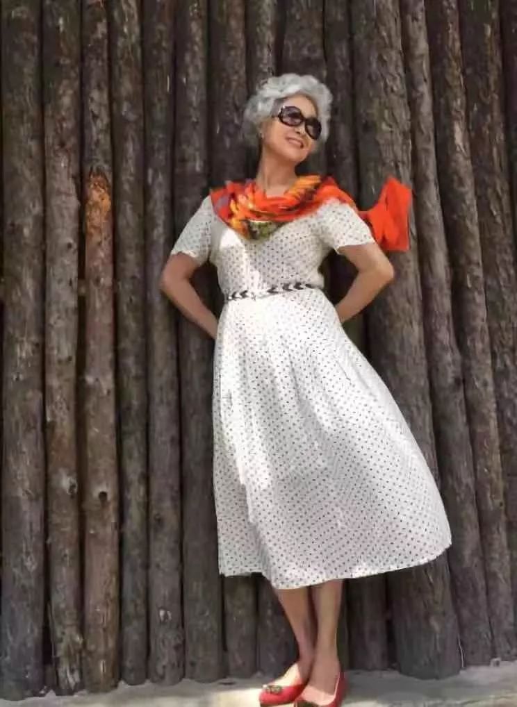 中国奶奶巴黎街头穿旗袍爆红网络女人怎样才能优雅地老去