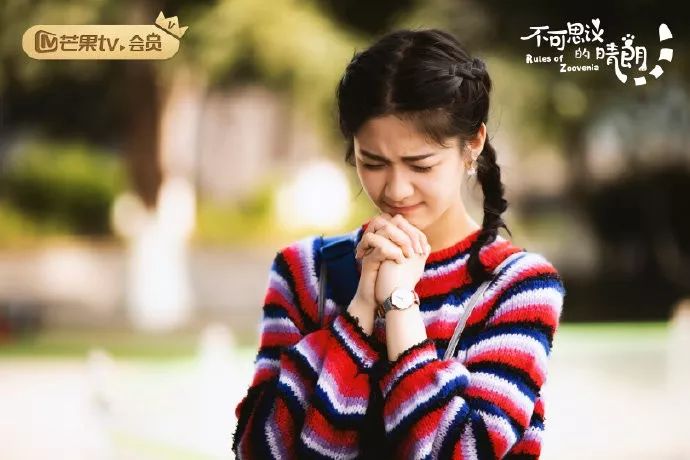 她是《不可思议的晴朗》里胆小又害羞的叶子,实则笑起来天空都会放晴