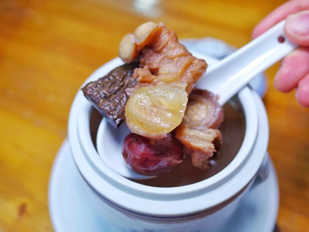 一口滋补的牛鞭汤,能让一天疲劳工作的你,得到元气满满的能量.