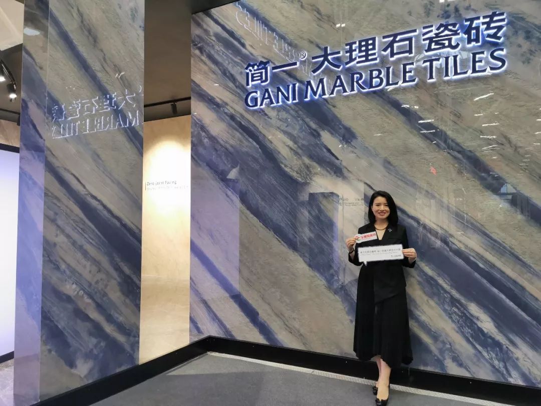 简一国际营销中心总经理陈梅展位上,华夏君采访了简一国际营销中心总